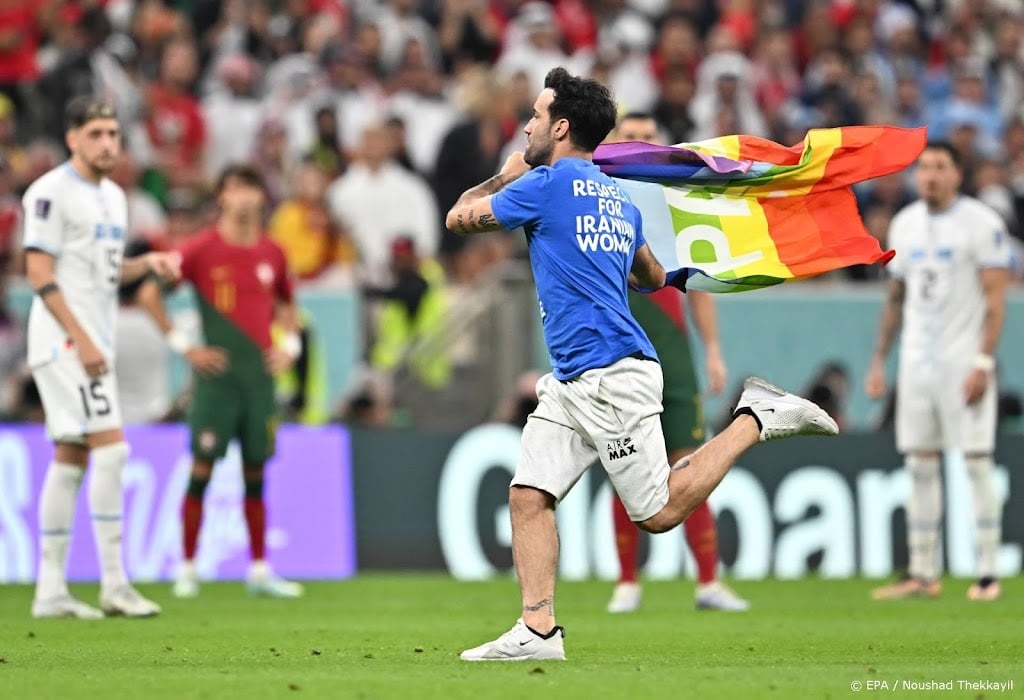 Italiaan die WK-veld oprende met vredes-regenboogvlag snel vrij