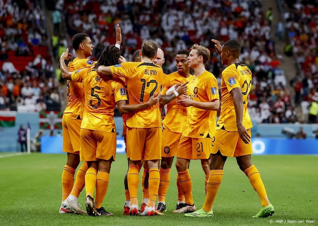 Oranje wint van Qatar en plaatst zich voor achtste finales van WK