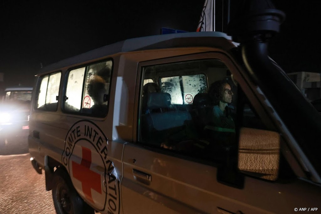 Hamas draagt veertien gijzelaars over aan Rode Kruis