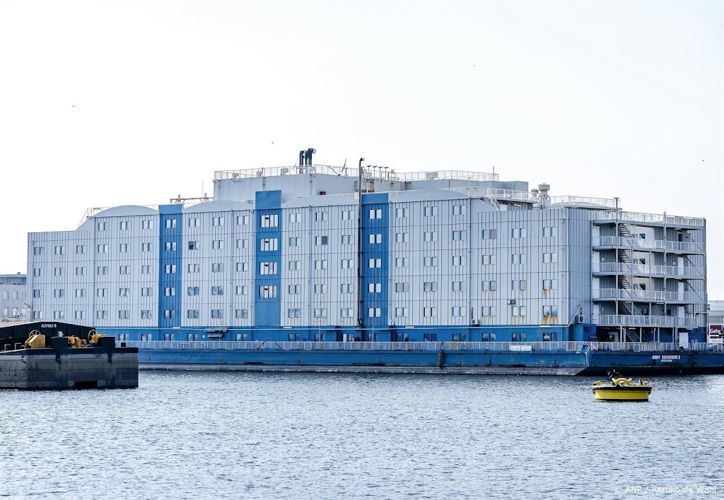 Asielzoekers in kleine groepen naar opvangpontons Zaandam