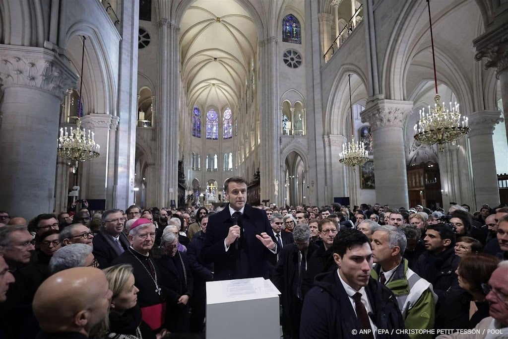 President Macron prijst 'werkplaats van de eeuw' in Notre-Dame