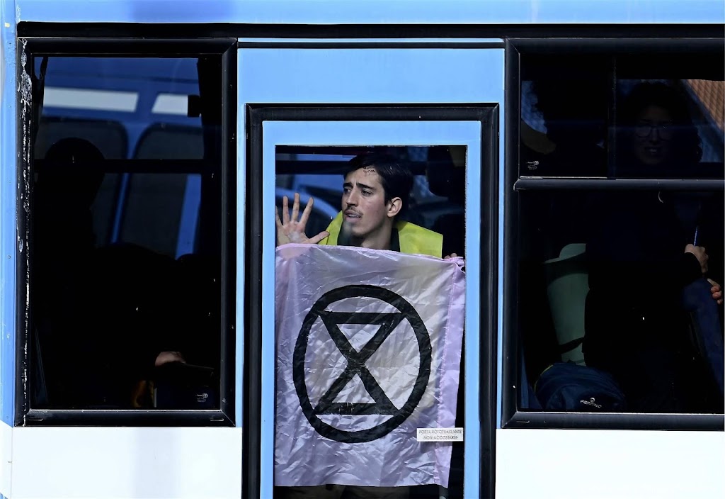 Zeventien XR-activisten opgepakt om blokkade Chemours Dordrecht