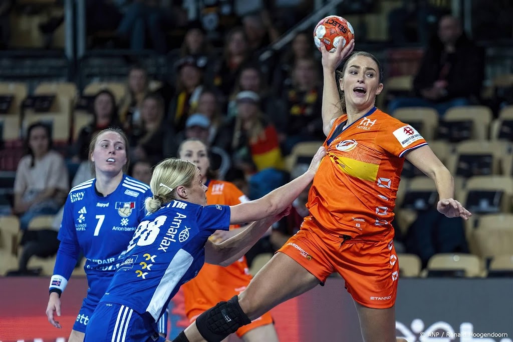Nederlandse handbalsters beginnen EK met kleine zege op IJsland