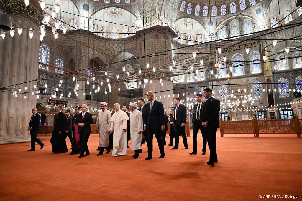 Paus bezoekt Blauwe Moskee in Turkije