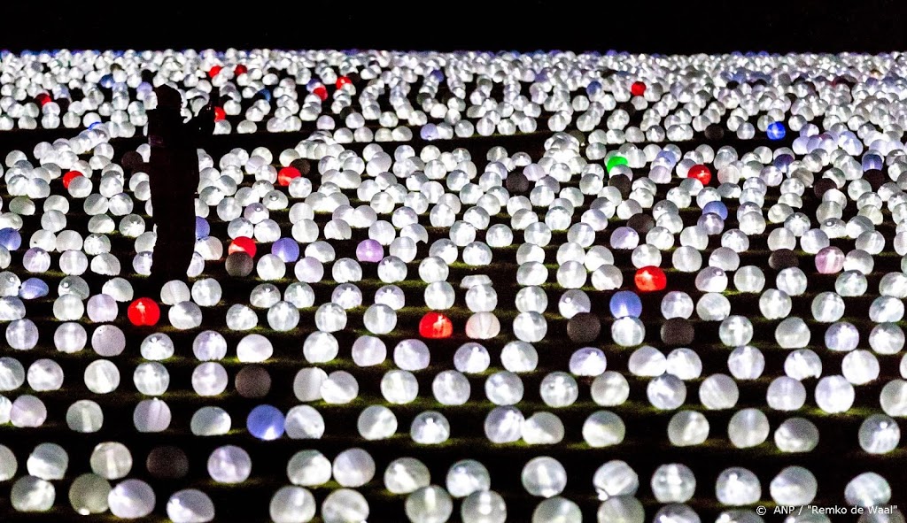 Duizenden lampionnen verlicht in Olympisch Stadion