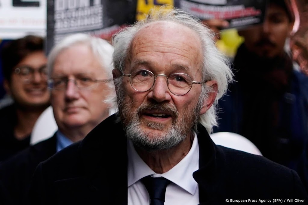 Vader van Assange hoop op gratie van president Biden