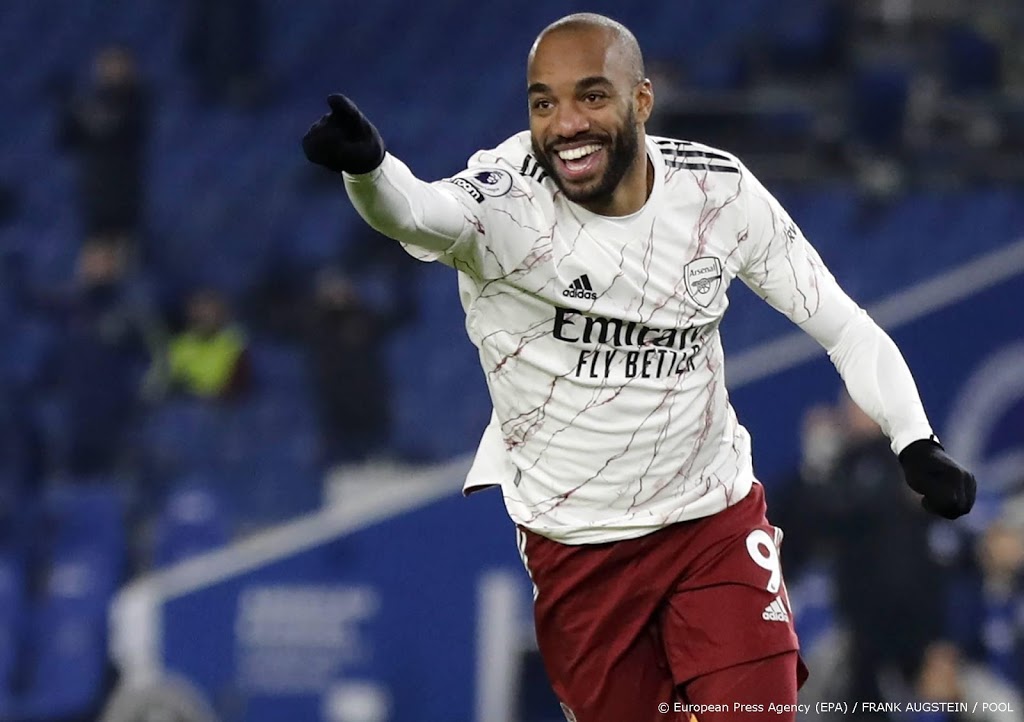 Aanvaller Lacazette helpt Arsenal aan uitzege op Brighton 