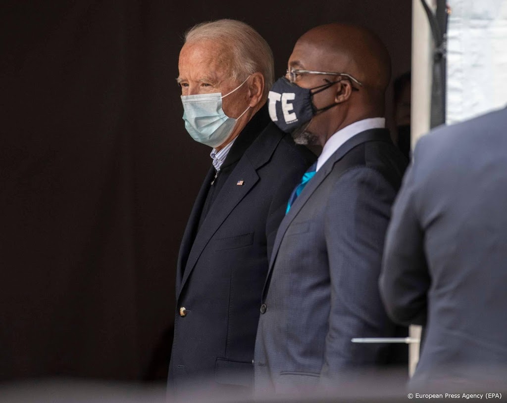 Biden: vaccinatieplan Trump 'loopt ver achter'