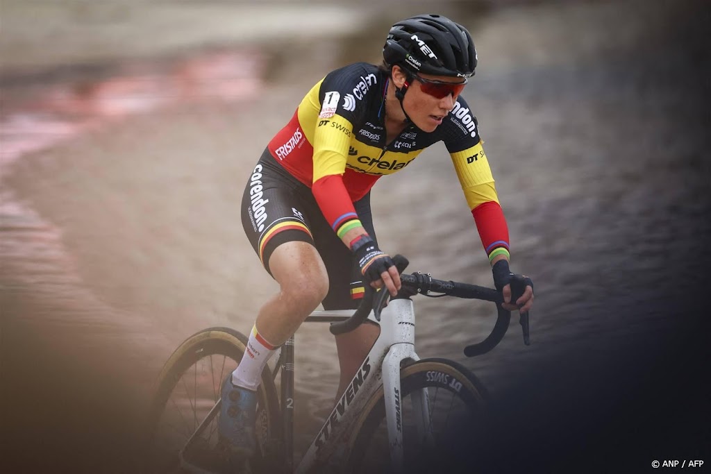Veldrijdster Cant wint modderige cross in Loenhout
