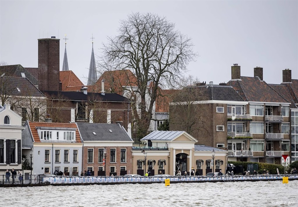 Deventer laat zandzakken langs de IJssel voorlopig staan