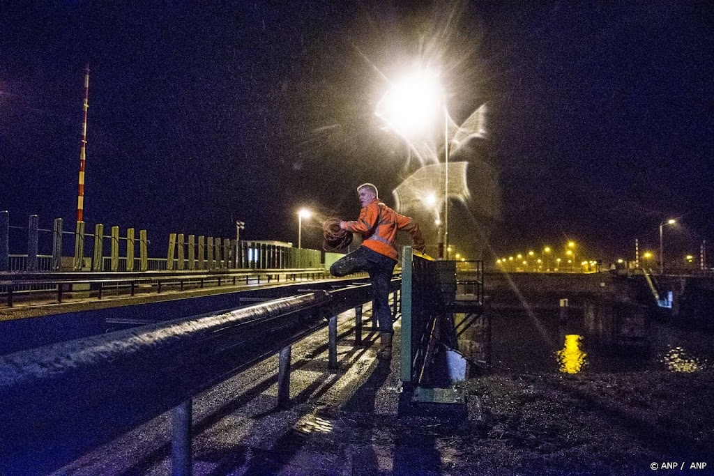 Afsluitdijk naar Friesland weer open na ongeluk met gewonden 