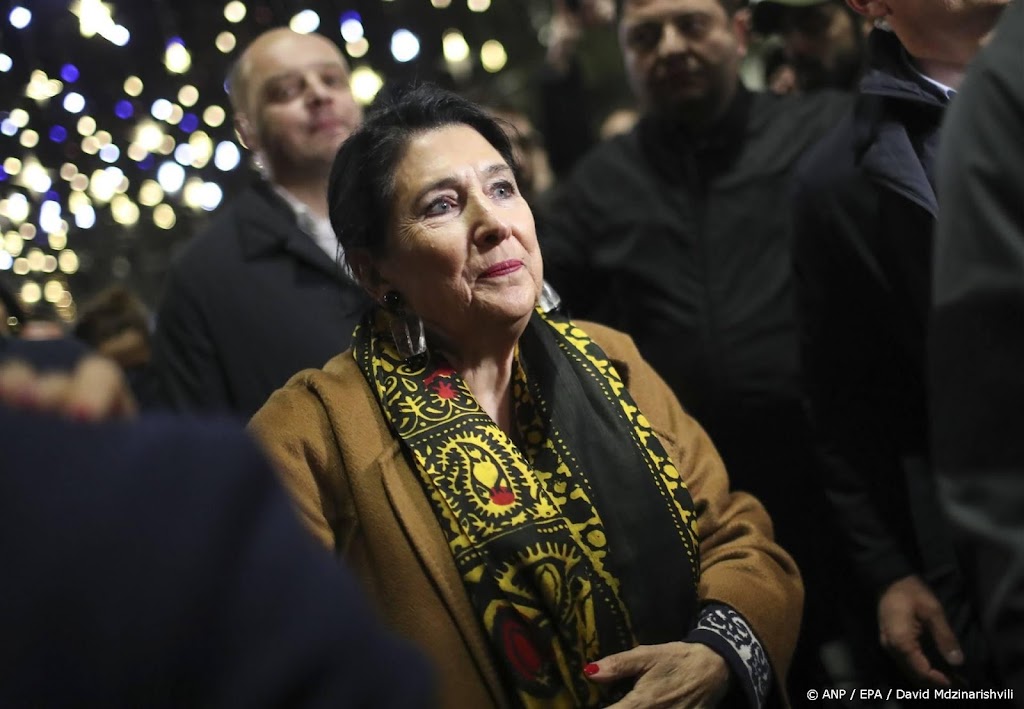 Georgië beëdigt nieuwe president, Zoerabisjvili wil niet aftreden