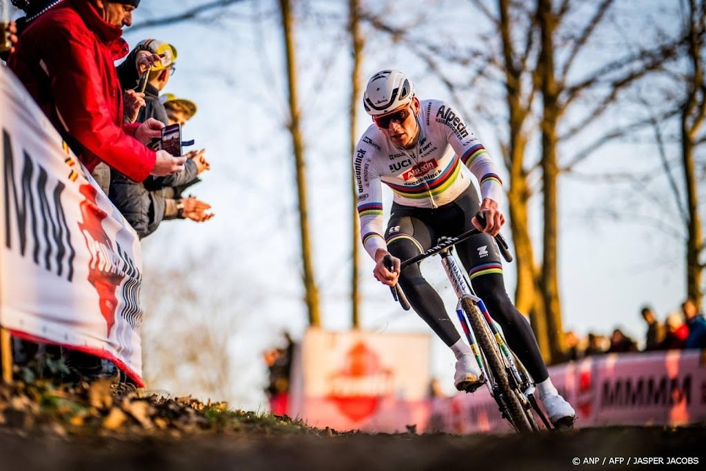 Van der Poel behoudt in Azencross ongeslagen status