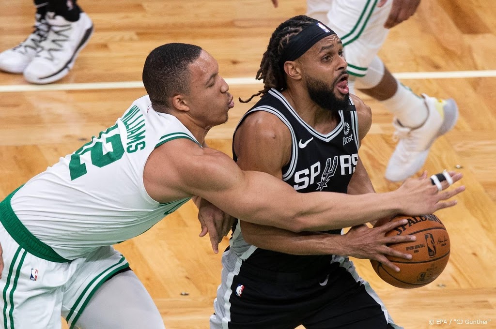 Baketballers San Antonio Spurs verrassen Utah Jazz