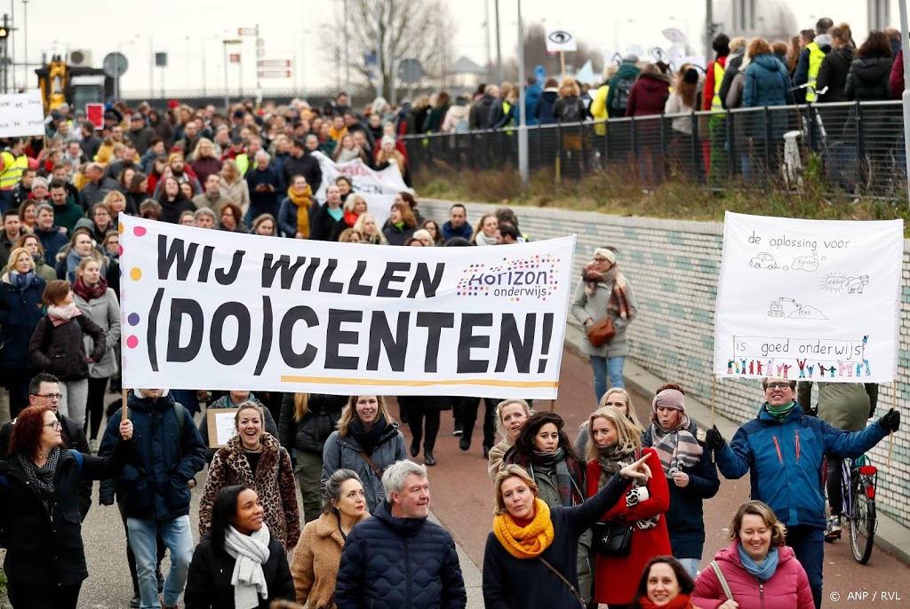 Leraren aan staking begonnen met mars naar De Kuip