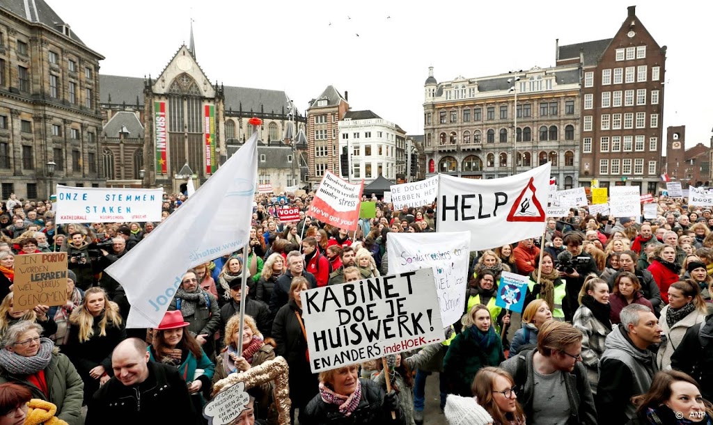 Duizenden stakende leraren laten zich horen