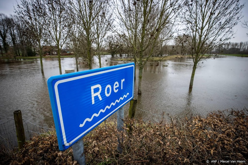 Stuurloze grindbakken op Maas bij Roermond in veiliger water