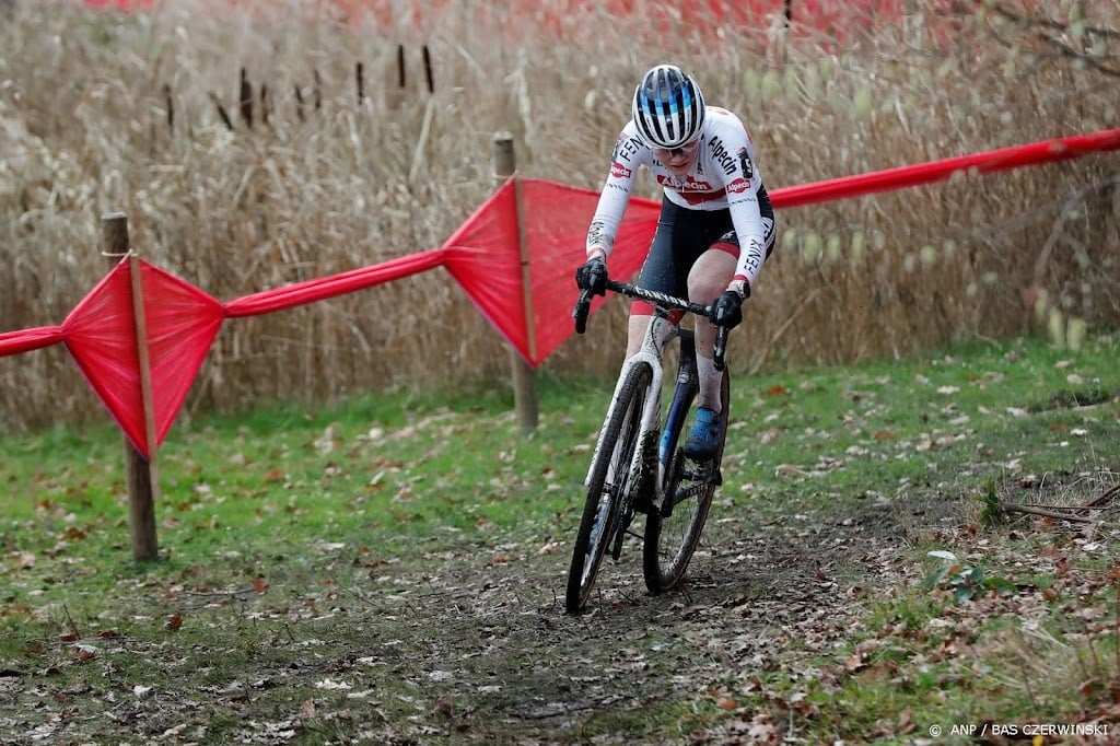 Veldrijdsters heersen bij WK beloften, goud voor Pieterse