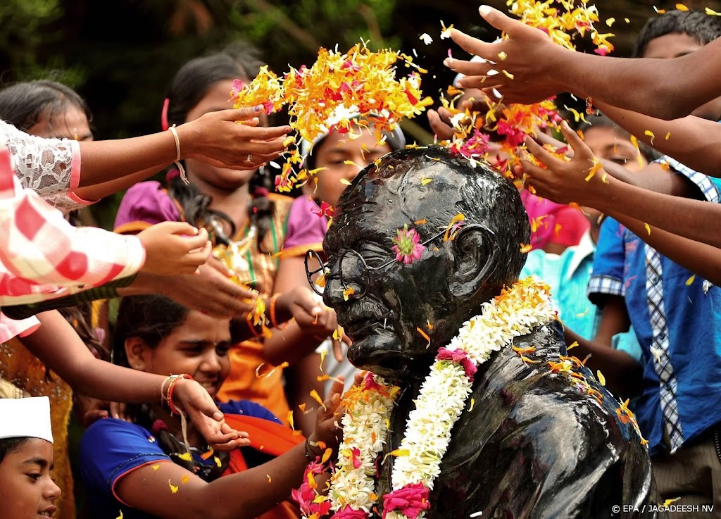 India staat stil bij 75e sterfdag Mahatma Gandhi