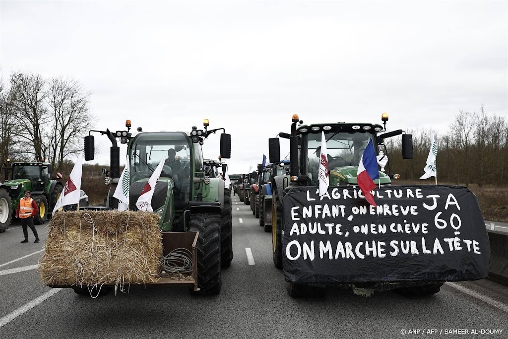 Boeren blijven wegen rond Parijs en op andere plaatsen blokkeren