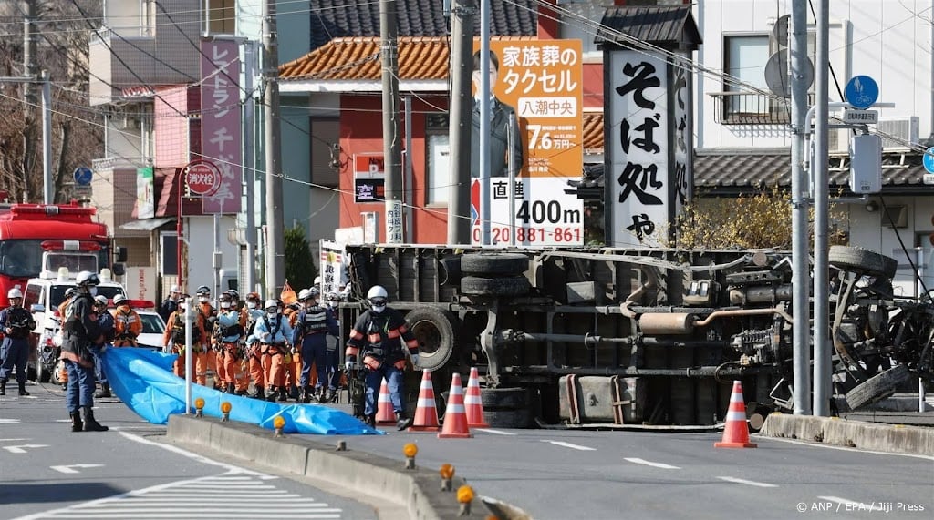 Vrachtwagenchauffeur al dagen vast in zinkgat bij Tokio