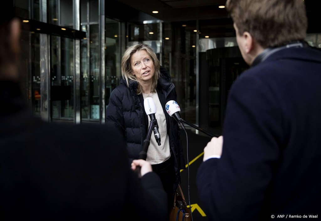 Ollongren hoort woensdag uitslag coronatest; debat nog onzeker