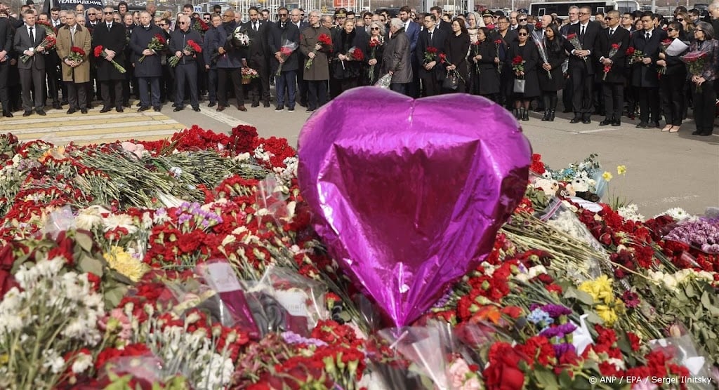 Diplomaten leggen bloemen voor slachtoffers aanslag bij Moskou
