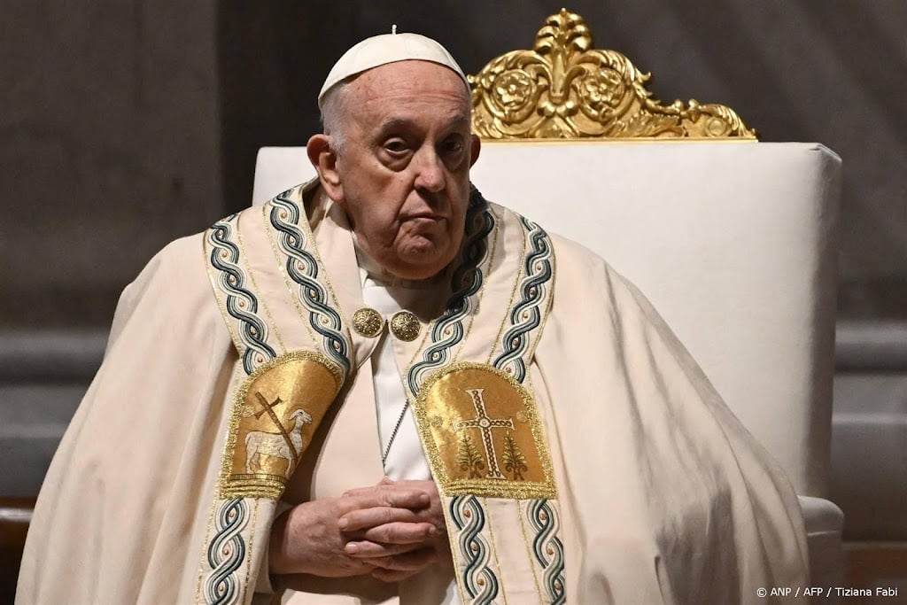 Paus Franciscus bij paasnachtdienst Sint-Pietersbasiliek