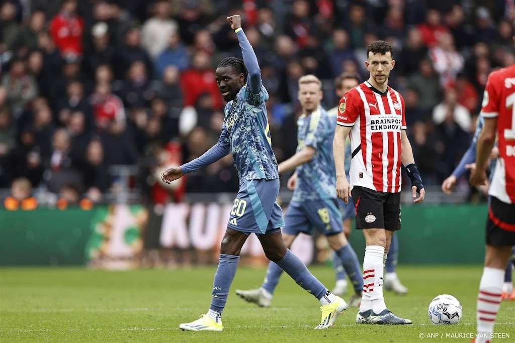 Ajax wint bij PSV (0-2) en vergroot voorsprong tot 9 punten