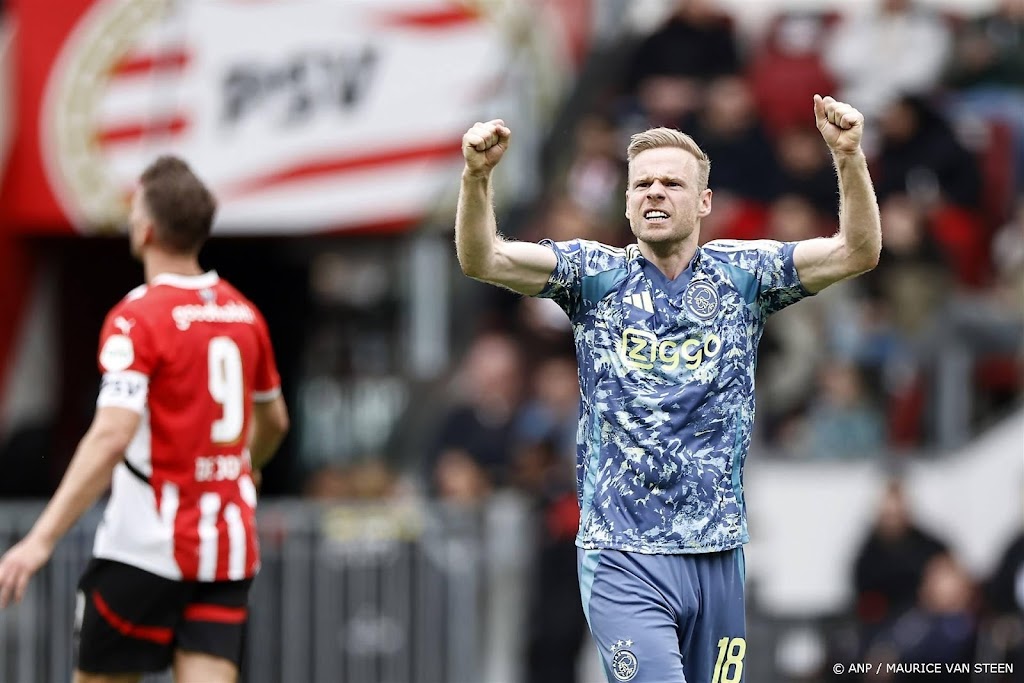 Ajax verslaat PSV en komt dicht bij 37e landstitel
