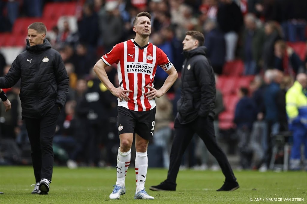 PSV-aanvoerder De Jong: nu focussen op tweede plek