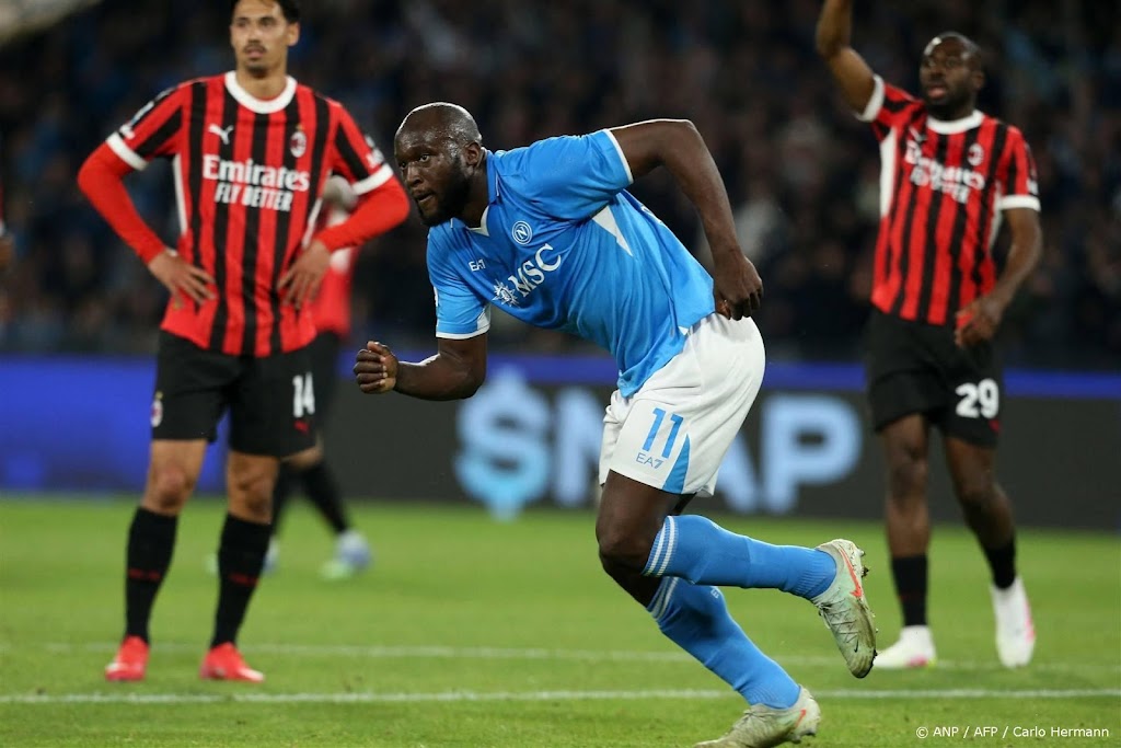 Napoli blijft met overwinning op AC Milan in spoor koploper Inter