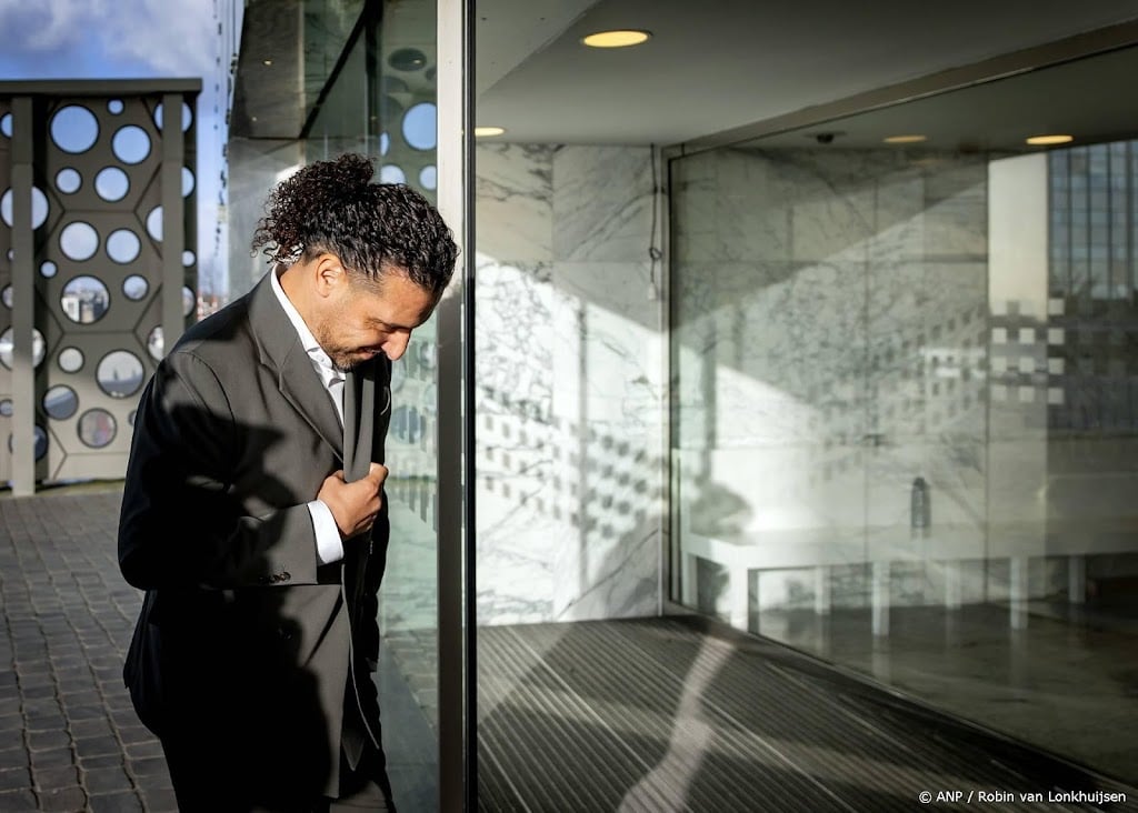 Ali B ontwijkt pers voor begin derde zittingsdag zedenzaak