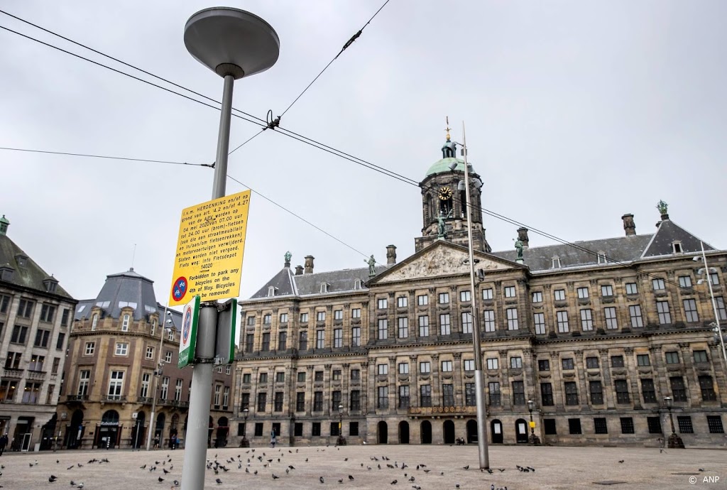 Oproep om poster voor het raam te hangen op 4 en 5 mei