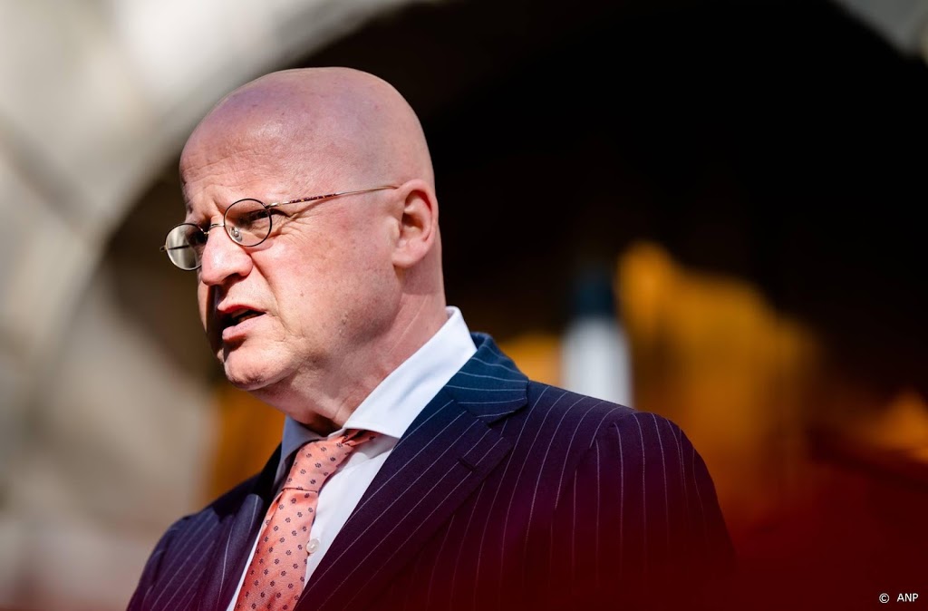 Grapperhaus: verwijder app NL-Alert vanwege datalek