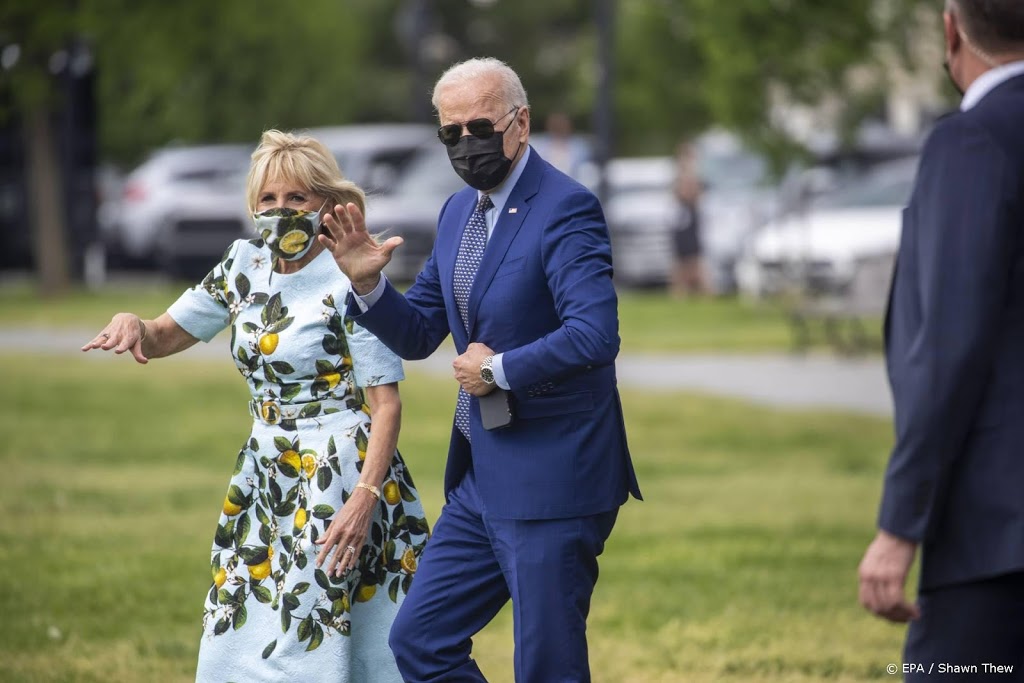 Biden is 100 dagen president en reist door de VS