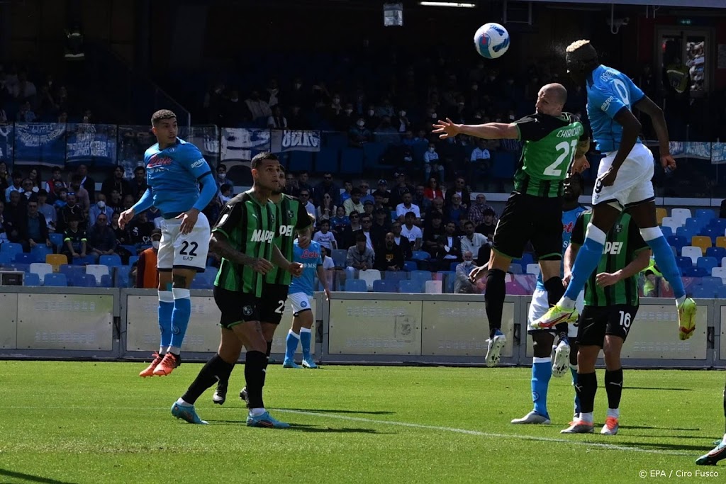 Napoli scoort zes keer en verkleint achterstand op Milan en Inter