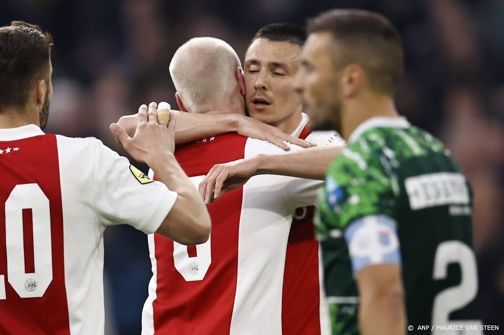 Ajax na zege op PEC Zwolle steviger op kop van Eredivisie 
