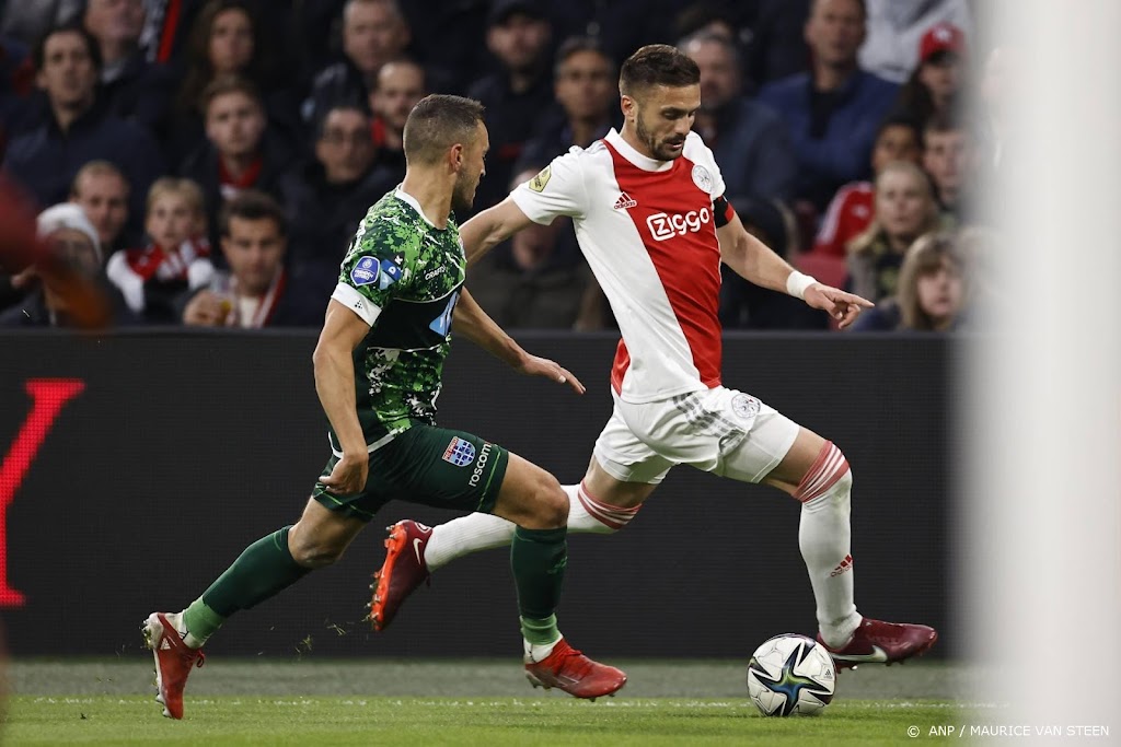 Gehavend Ajax komt met zege op PEC Zwolle dichter bij titel  