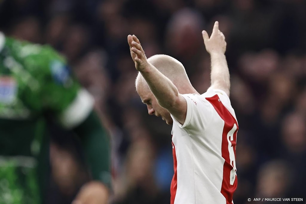 Klaassen houdt Ajax met een intikker en boogbal op titelkoers