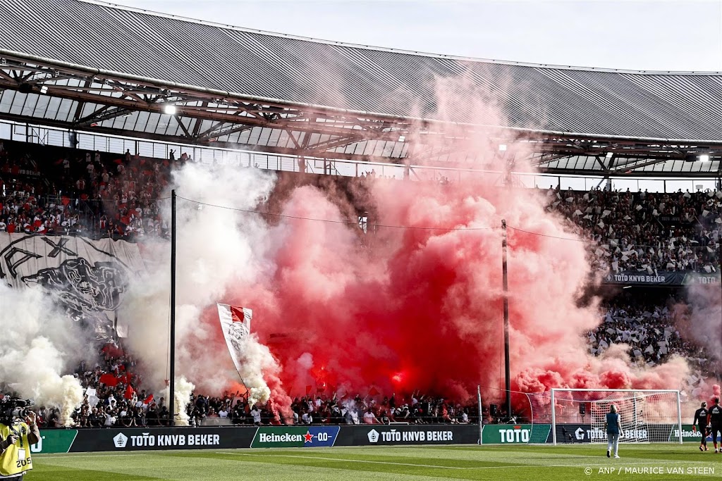 Veel vuurwerk bij begin bekerfinale, maar niet op het veld