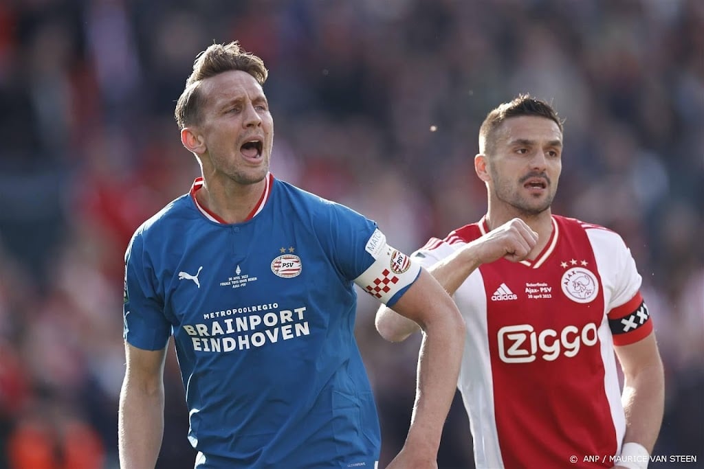 Aanvoerder De Jong van PSV dolgelukkig met KNVB-beker