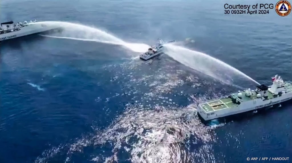 China 'verdrijft' schepen Filipijnse kustwacht met waterkanon