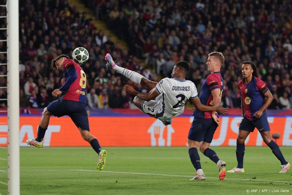 Inter met uitblinker Dumfries houdt Barcelona op 3-3 