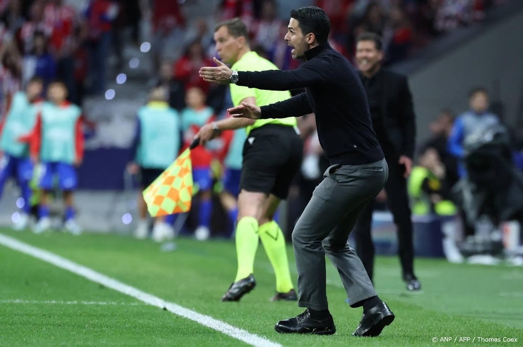 Coach Arteta van Arsenal woedend op arbiter Makkelie 