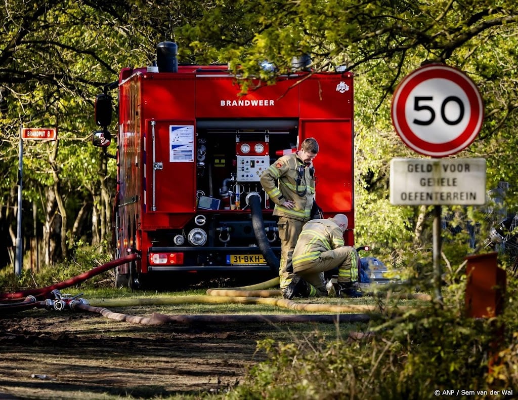 Brandweer moet op afstand brand 't Harde blussen door munitie