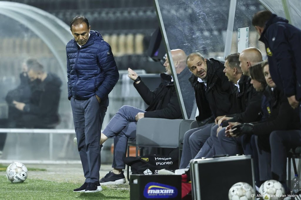 Trainer Luhukay vier maanden na verlengen contract weg bij VVV