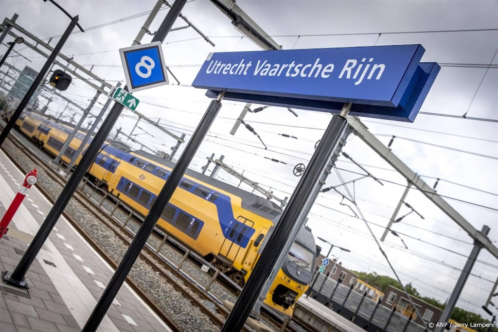Treinverkeer rond Utrecht verstoord door chemische geur
