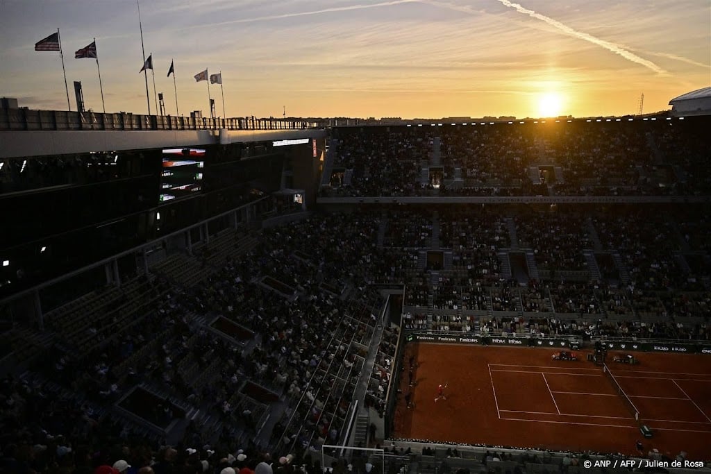Griekspoor al vroeg de baan op voor derde ronde op Roland Garros