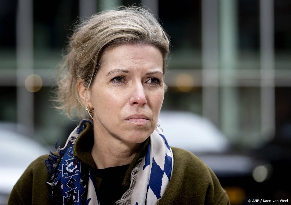 Van Bruggen onwel door hitte bij herdenking geweldslachtoffers